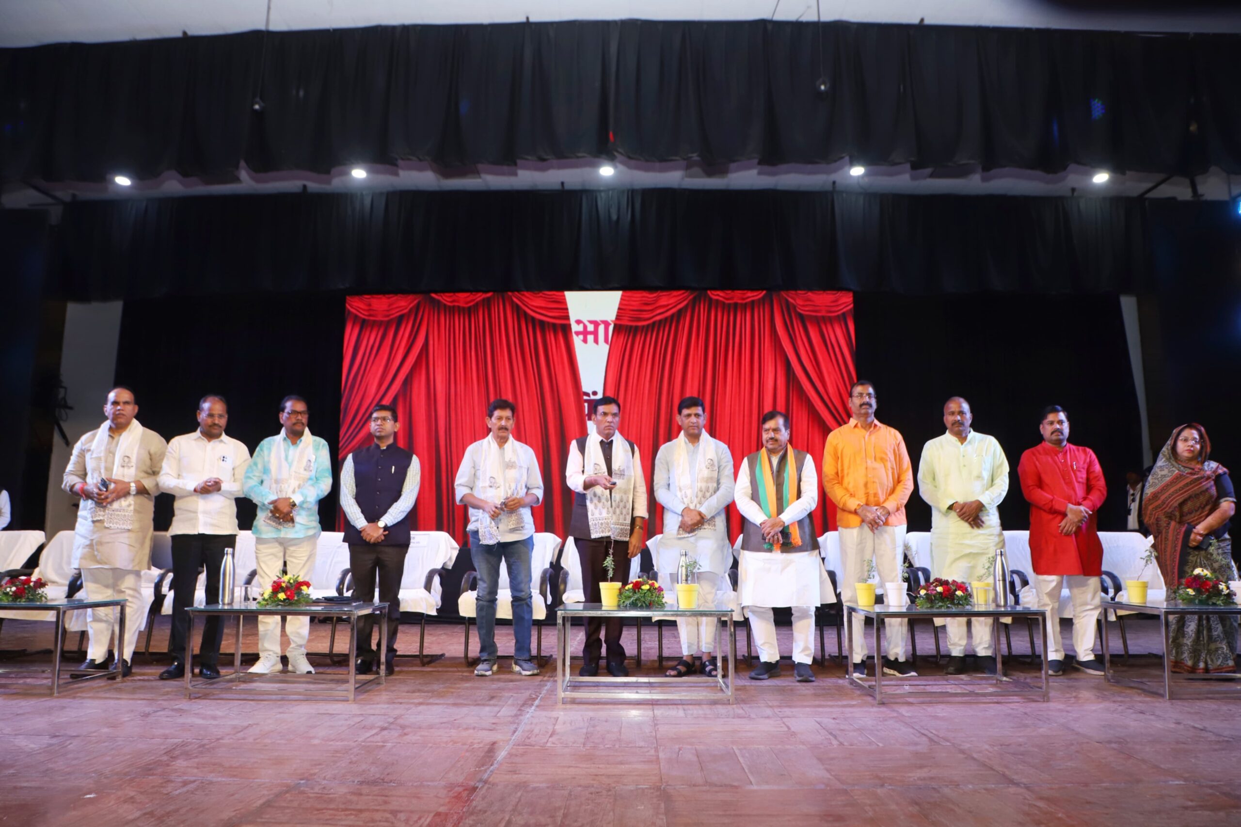 At the program organized by the Indore Municipal Corporation, the Cleanliness Song was launched and the Safaimitras and Cleanliness Champions were honored.